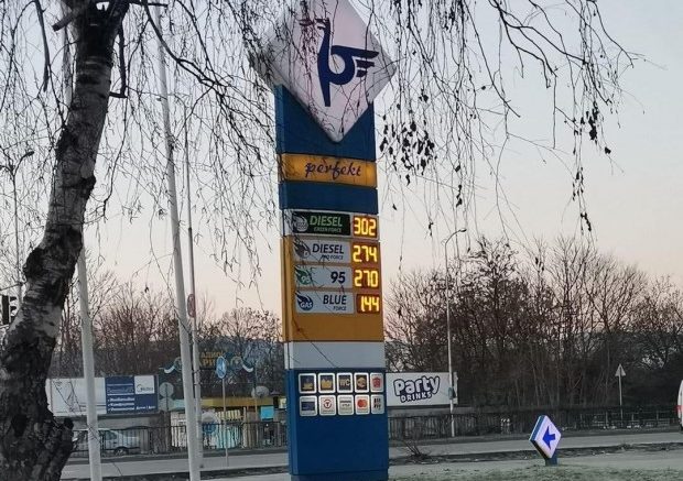 Снимка от бензиностанция взриви мрежата: След 10 дни всичко ще е над 3 лева!