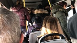 Пловдивчанка изригна за градския транспорт: Блъскащи се тълпи плътно прилепени в теб ученици които псуват крещят удрят се